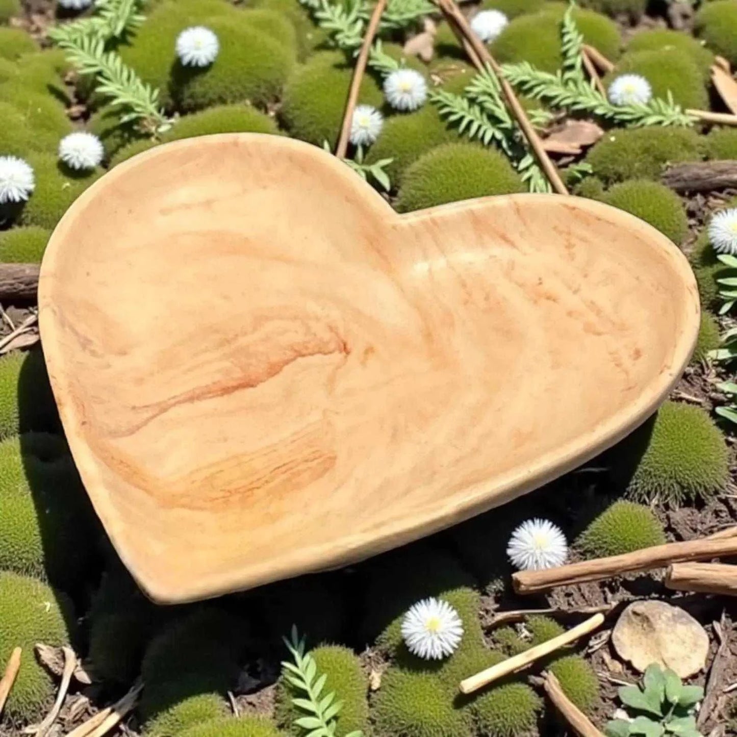 Vide-poche en forme de cœur en jesmonite marron beige effet bois, artisanal et écologique, décoration bohème et zen.