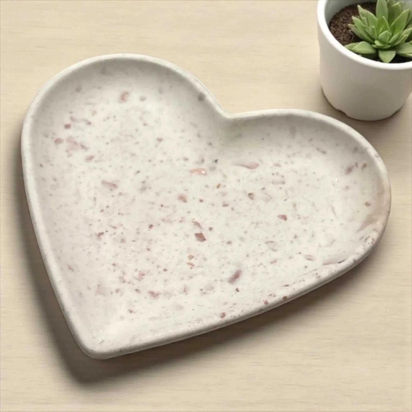 Vide-poche artisanal en forme de cœur en Jesmonite beige et marron effet terrazzo, décoration élégante et écologique.