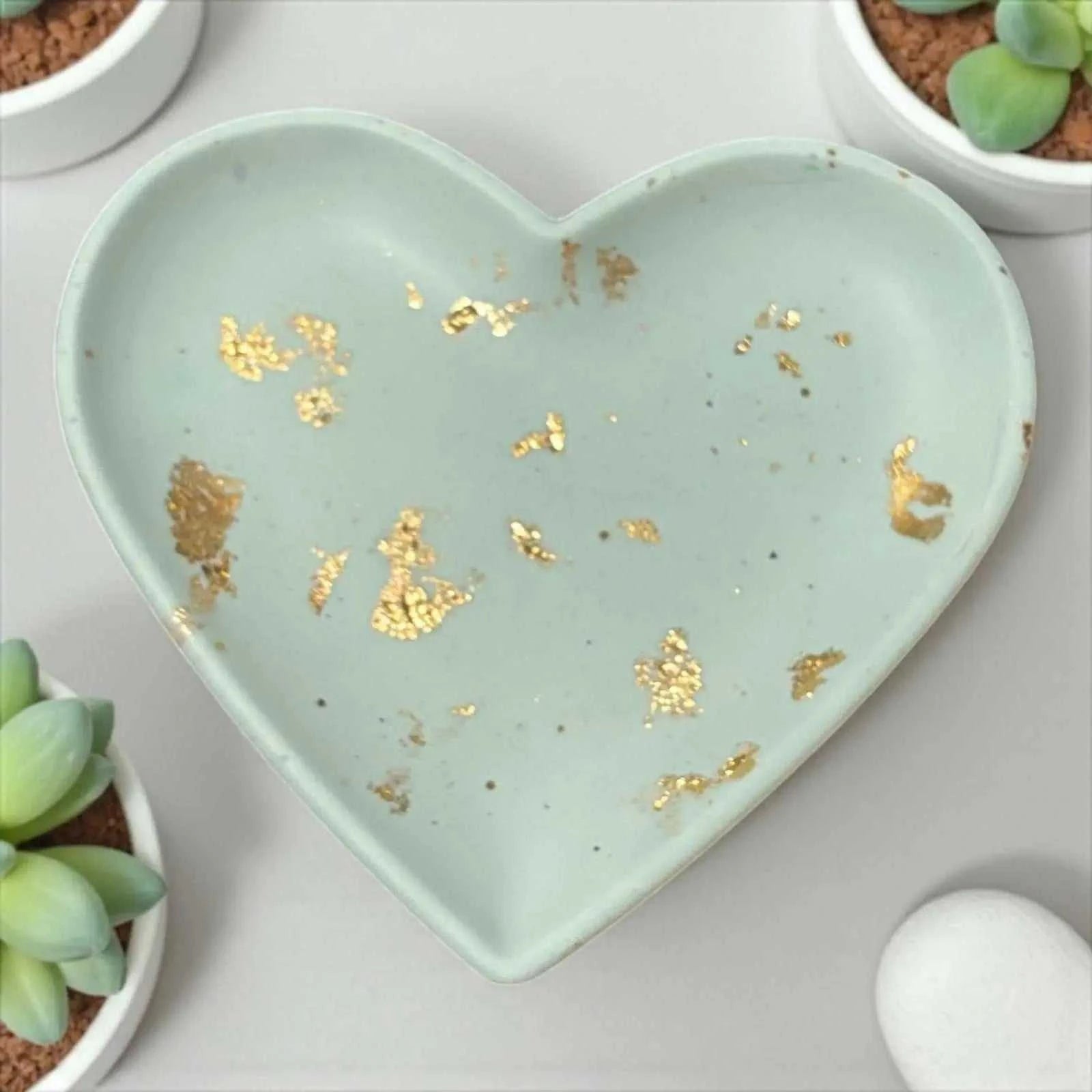 Vide-poche en forme de cœur vert eau en Jesmonite avec feuilles dorées, finition satinée et artisanale.