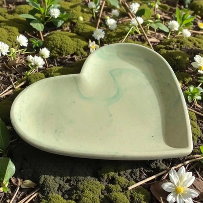 Vide-poche cœur en Jesmonite 🌿 marbré vert eau et blanc. Création artisanale signée Epoxy Kawaii – douce, naturelle et 100 % faite main en France.
