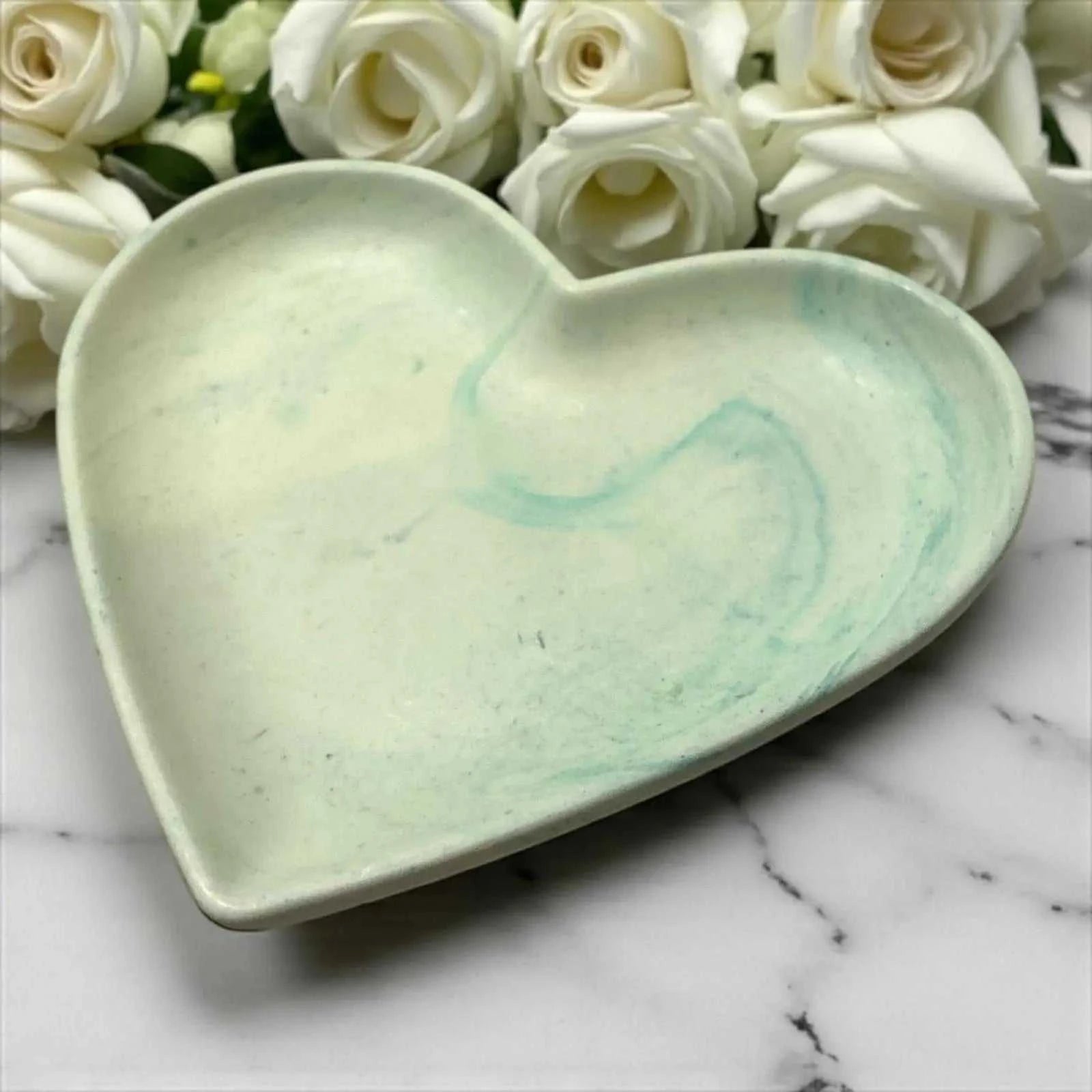 Vide-poche en forme de cœur en Jesmonite vert eau marbré blanc, design artisanal et écologique
