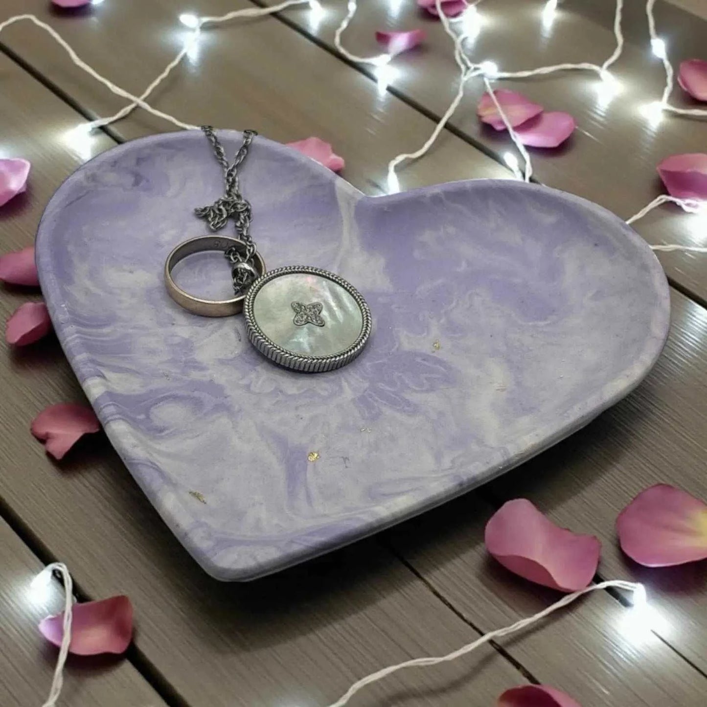 Vide-poche en forme de cœur violet et blanc marbré en Jesmonite naturelle, finition satinée, fabrication artisanale française.