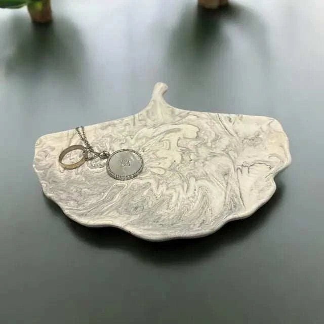 Vide-poche artisanal en forme de feuille de ginkgo en Jesmonite blanc avec marbrures noires, décoration zen et élégante.