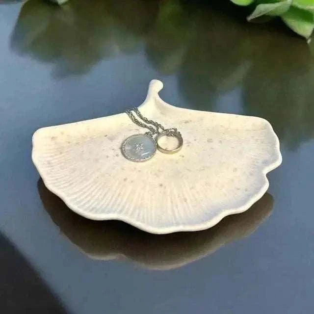 Vide-poche artisanal en forme de feuille de ginkgo en Jesmonite terrazzo marron et beige