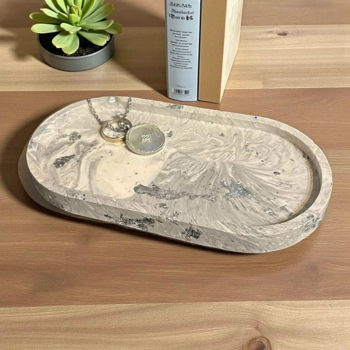Vide-poche long en Jesmonite Marbré gris & argenté