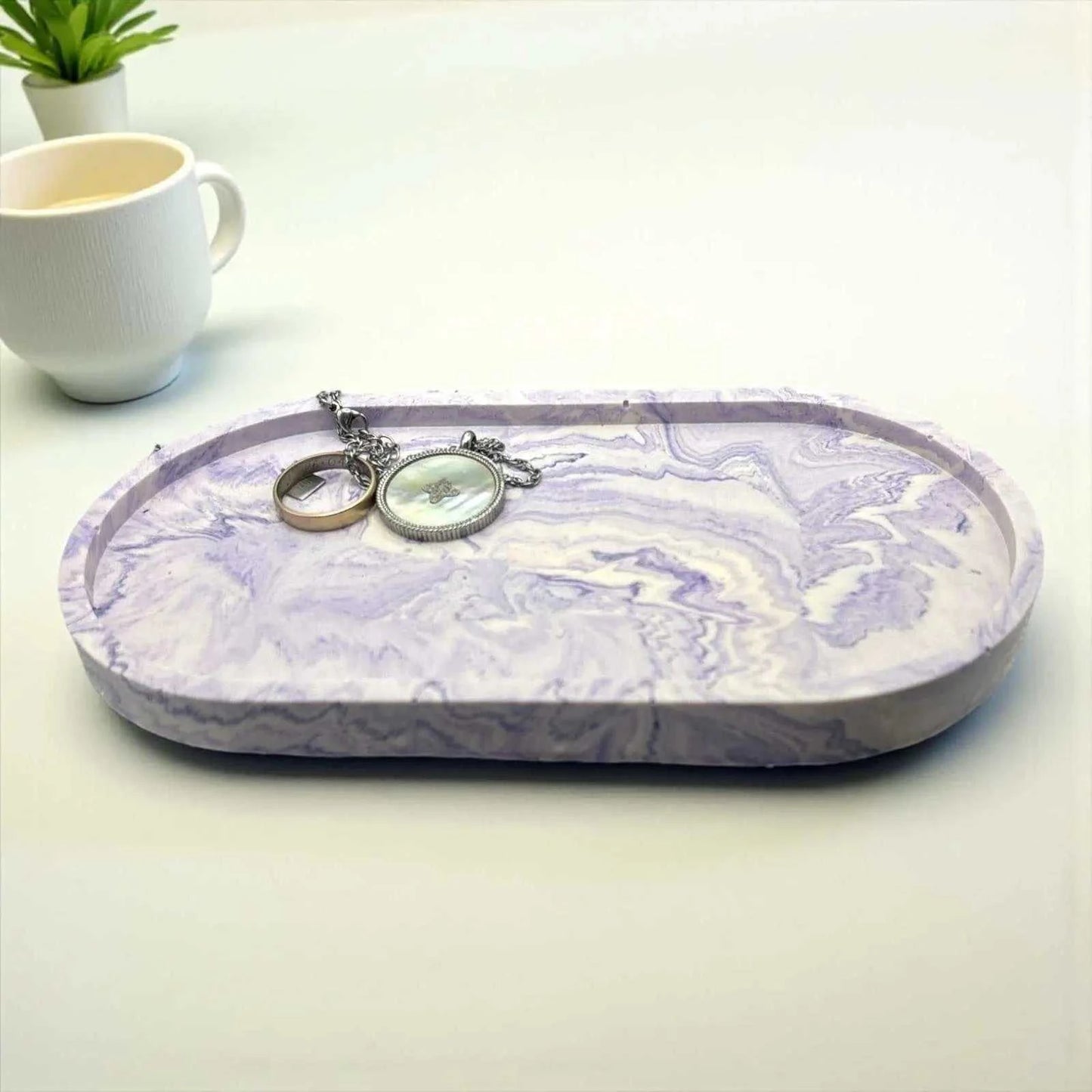 Vide-poche artisanal en Jesmonite marbré violet et blanc, forme ovale, finition satinée, décor zen et poétique.