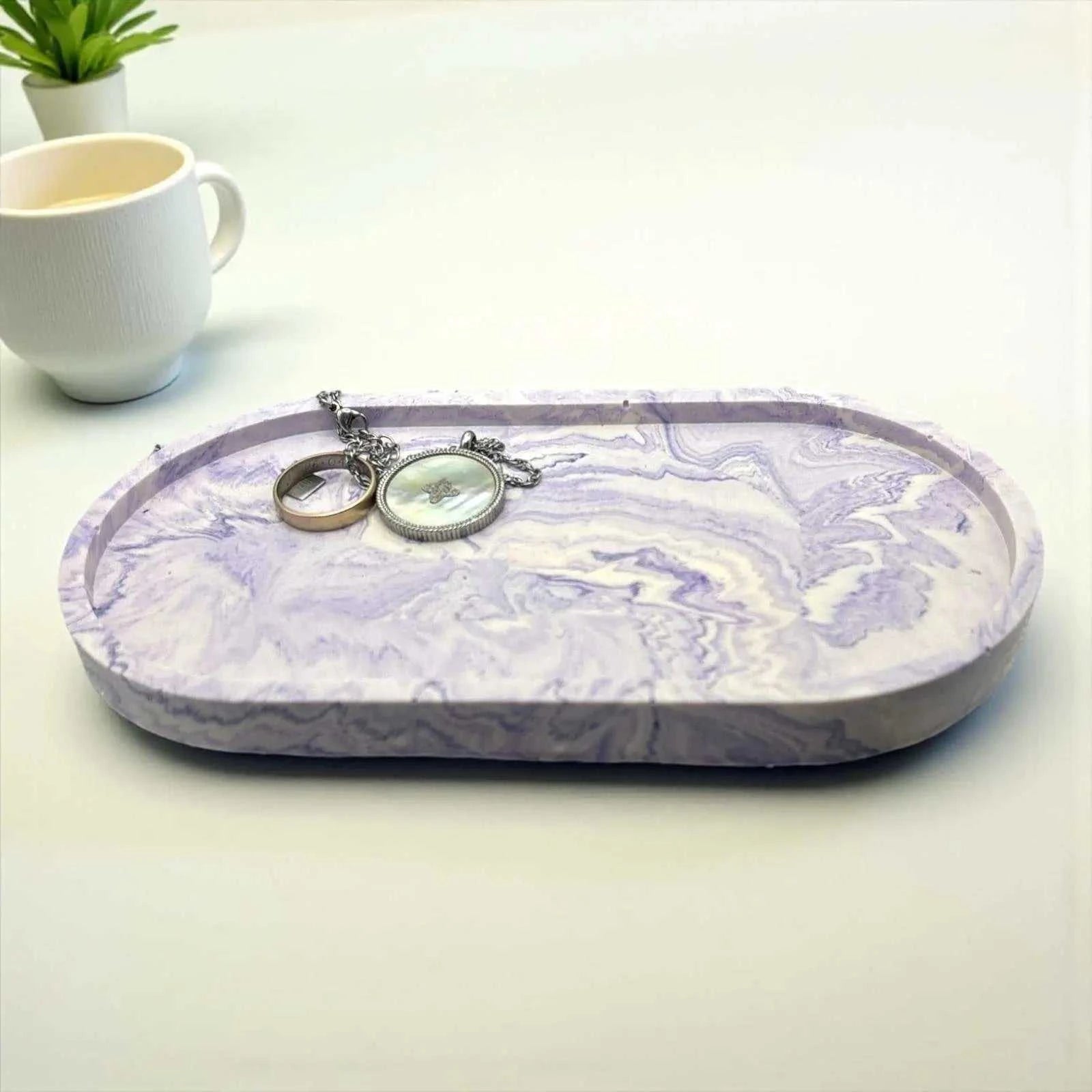 Vide-poche artisanal en Jesmonite marbré violet et blanc, forme ovale, finition satinée, décor zen et poétique.
