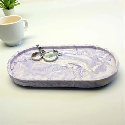 Vide-poche artisanal en Jesmonite marbré violet et blanc, forme ovale, finition satinée, décor zen et poétique.