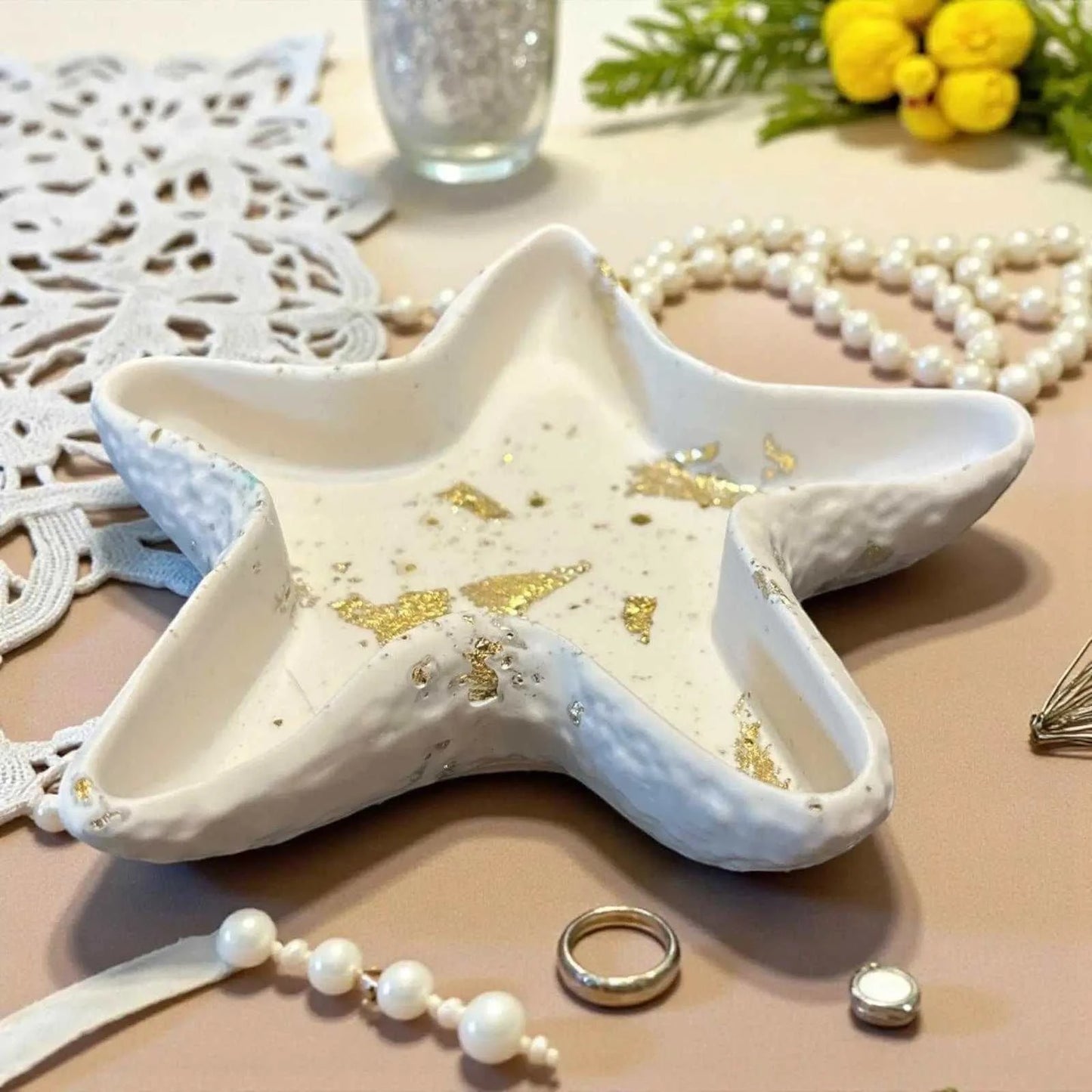Vide-poche étoile de mer en Jesmonite blanc avec feuilles d’or, pièce artisanale unique et élégante pour décoration raffinée
