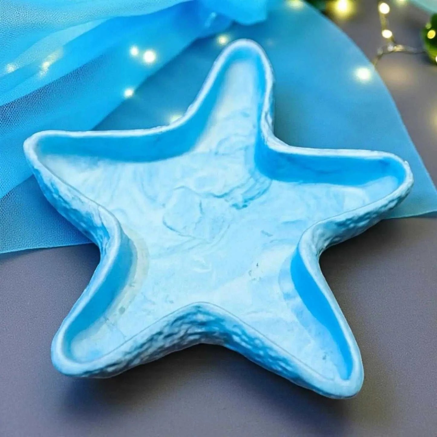 Vide-poche étoile de mer en Jesmonite bleu marbré pastel, déco artisanale marine et zen.