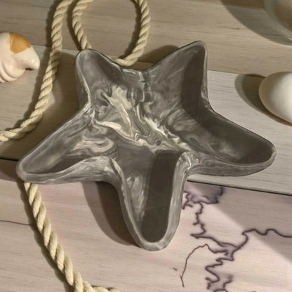 Vide-poche étoile de mer en Jesmonite marbré noir, gris et blanc, design artisanal unique.