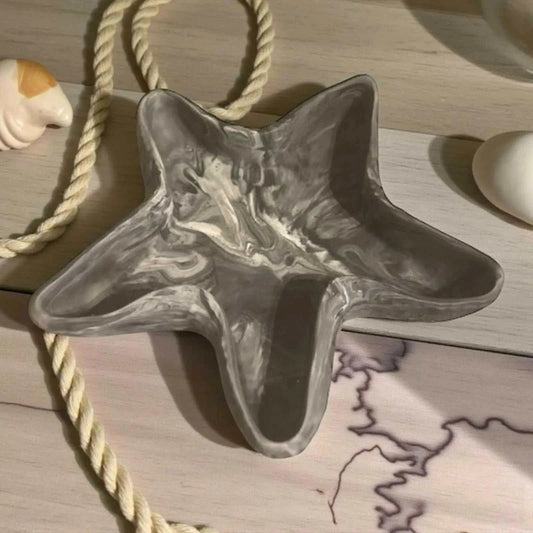 Vide-poche étoile de mer en Jesmonite marbré noir, gris et blanc, design artisanal unique.