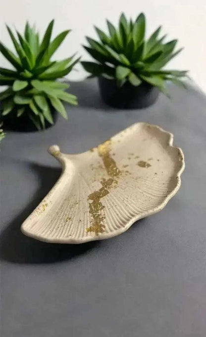 Vide-poche artisanal en Jesmonite ✨ Feuille de ginkgo beige et feuille d’or. Fait main en France – déco chic, lumineuse et naturelle signée Epoxy Kawaii.