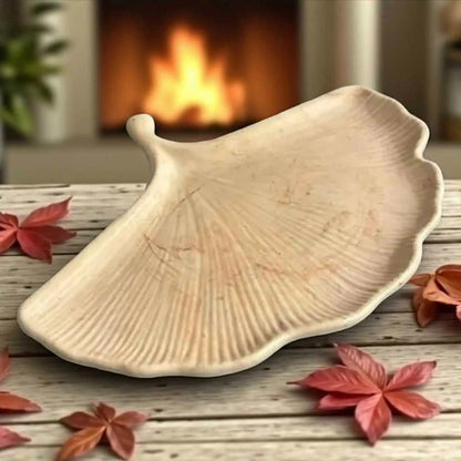 Vide-poche beige marbré en Jesmonite naturelle en forme de feuille de ginkgo, décor artisanal français.