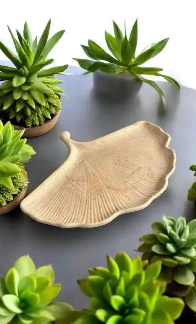 Vide-poche artisanal en Jesmonite 🤍 Feuille de ginkgo beige marbré. Fait main en France – déco naturelle, douce et raffinée signée Epoxy Kawaii.