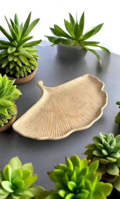 Vide-poche artisanal en Jesmonite 🤍 Feuille de ginkgo beige marbré. Fait main en France – déco naturelle, douce et raffinée signée Epoxy Kawaii.