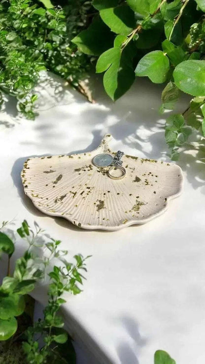 Vide-poche artisanal en Jesmonite Feuille de ginkgo blanche ornée de feuille d’or.