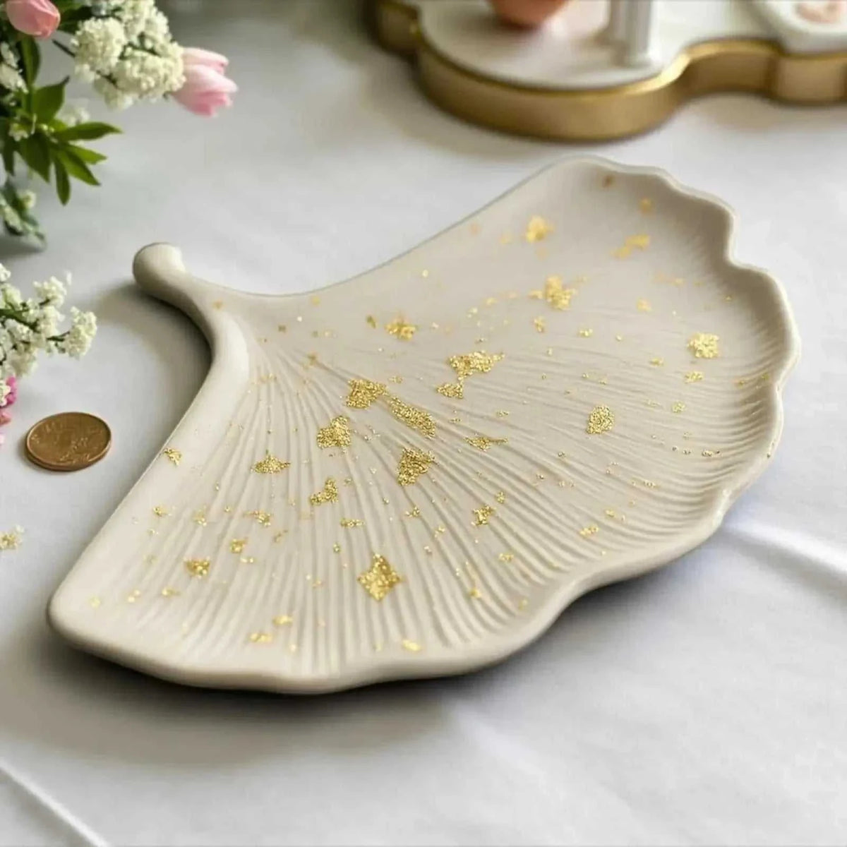 Vide-poche Feuille de Ginkgo en Jesmonite Blanc & feuille d’or