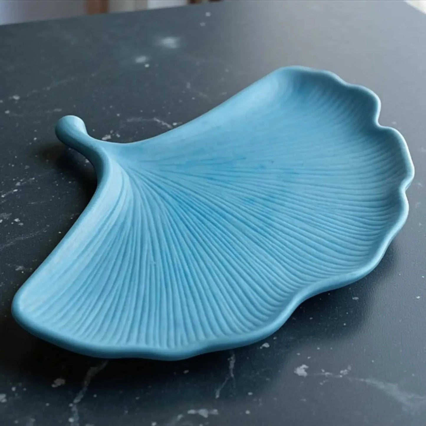 Vide-poche feuille de Ginkgo en Jesmonite bleu azur naturel, finition satinée mate, décoration zen et minimaliste.