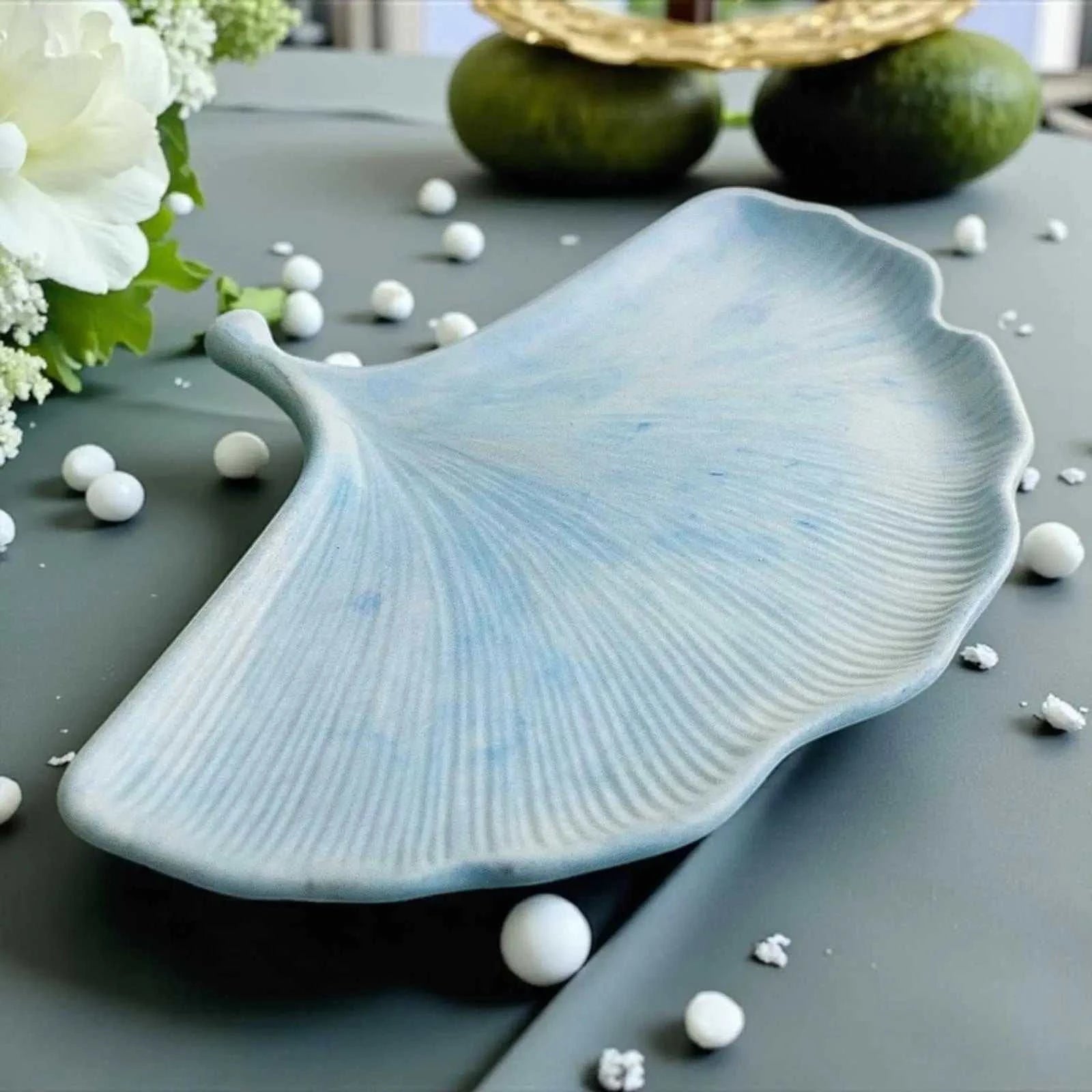 Vide-poche feuille en Jesmonite bleu clair marbré, finition satinée, décoration zen et minimaliste.