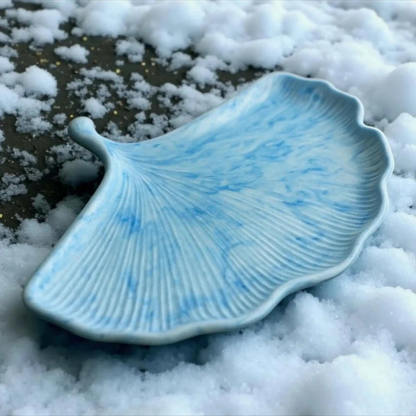 Vide-poche feuille de Ginkgo en Jesmonite bleu marbré finition satinée, objet déco zen et minimaliste unique.