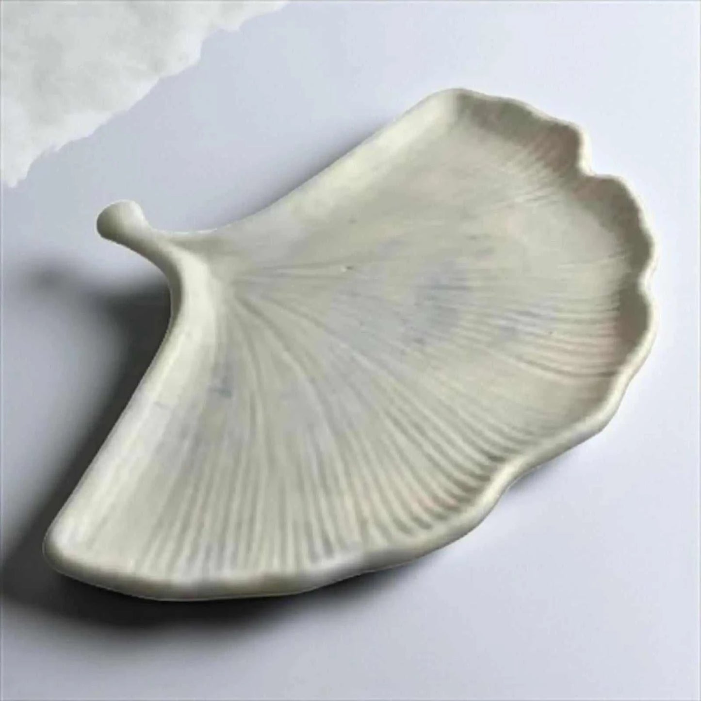 Vide-poche feuille de ginkgo bleu pastel en jesmonite naturelle, finition satinée douce et design minimaliste.