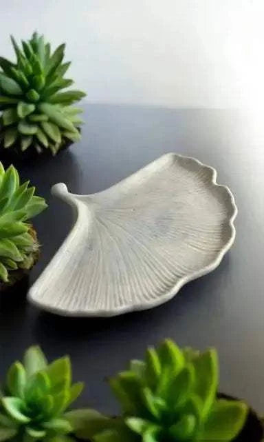 Vide-poche artisanal en Jesmonite 💎 Feuille de ginkgo bleu très clair pastel. Fait main en France – déco douce, zen et minimaliste signée Epoxy Kawaii.