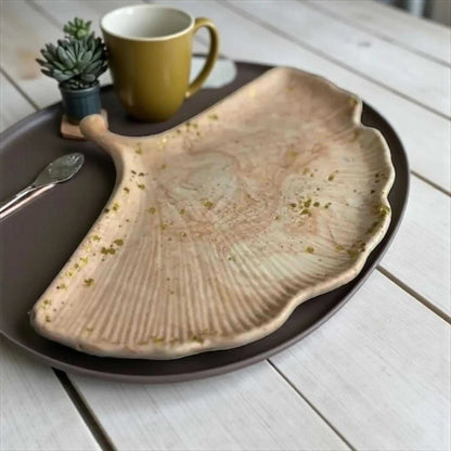 Vide-poche feuille en Jesmonite beige marbré avec paillettes dorées, design naturel et élégant