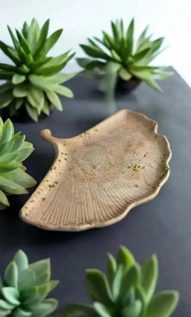 Vide-poche artisanal en Jesmonite ☕ Feuille de ginkgo marbrée beige et dorée. Fait main en France – déco naturelle, chic et chaleureuse signée Epoxy Kawaii.
