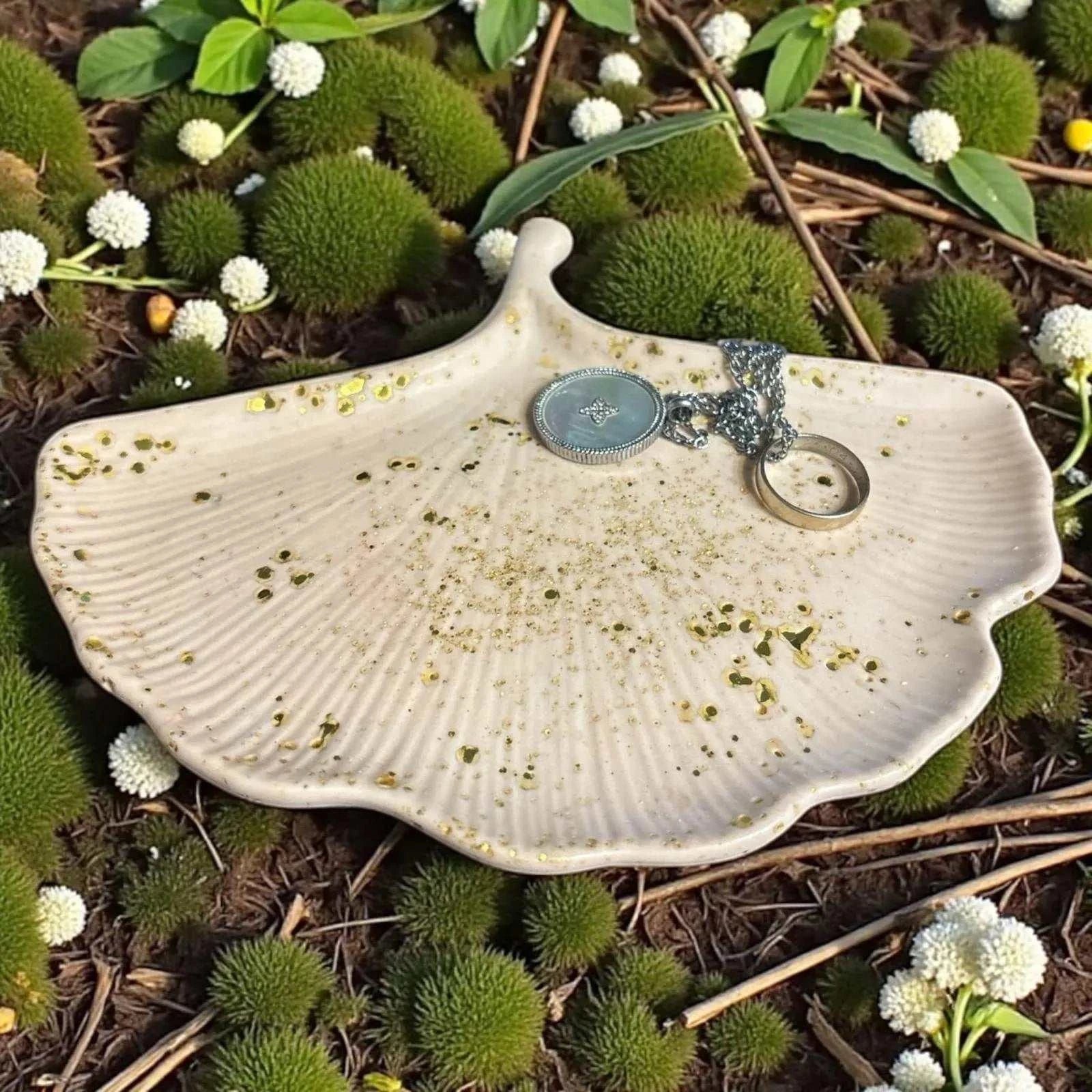 Vide-poche feuille de ginkgo en jesmonite rose poudré avec paillettes dorées scintillantes
