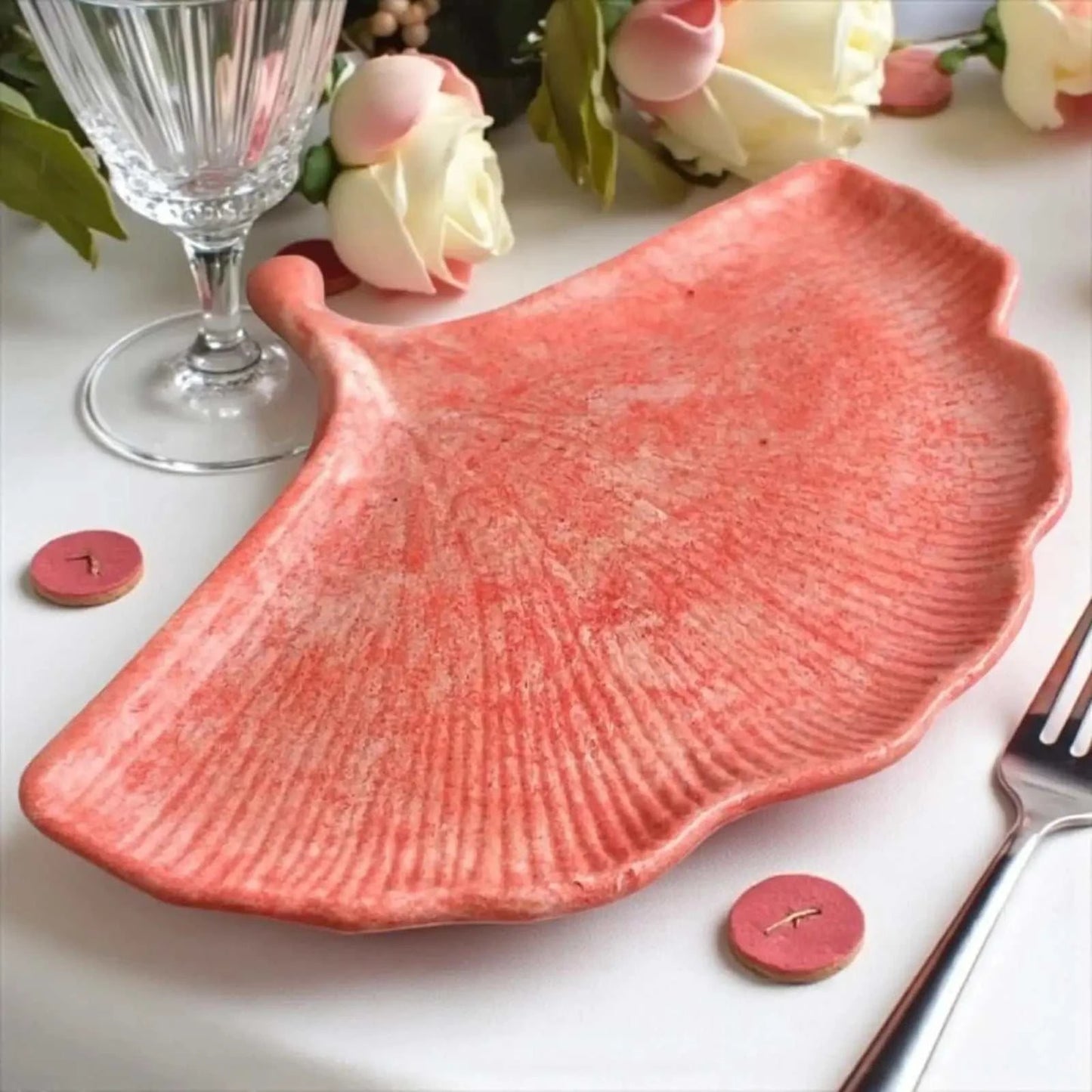 Vide-poche feuille de Ginkgo en Jesmonite rouge clair satiné, artisanal et élégant pour bijoux et décor.