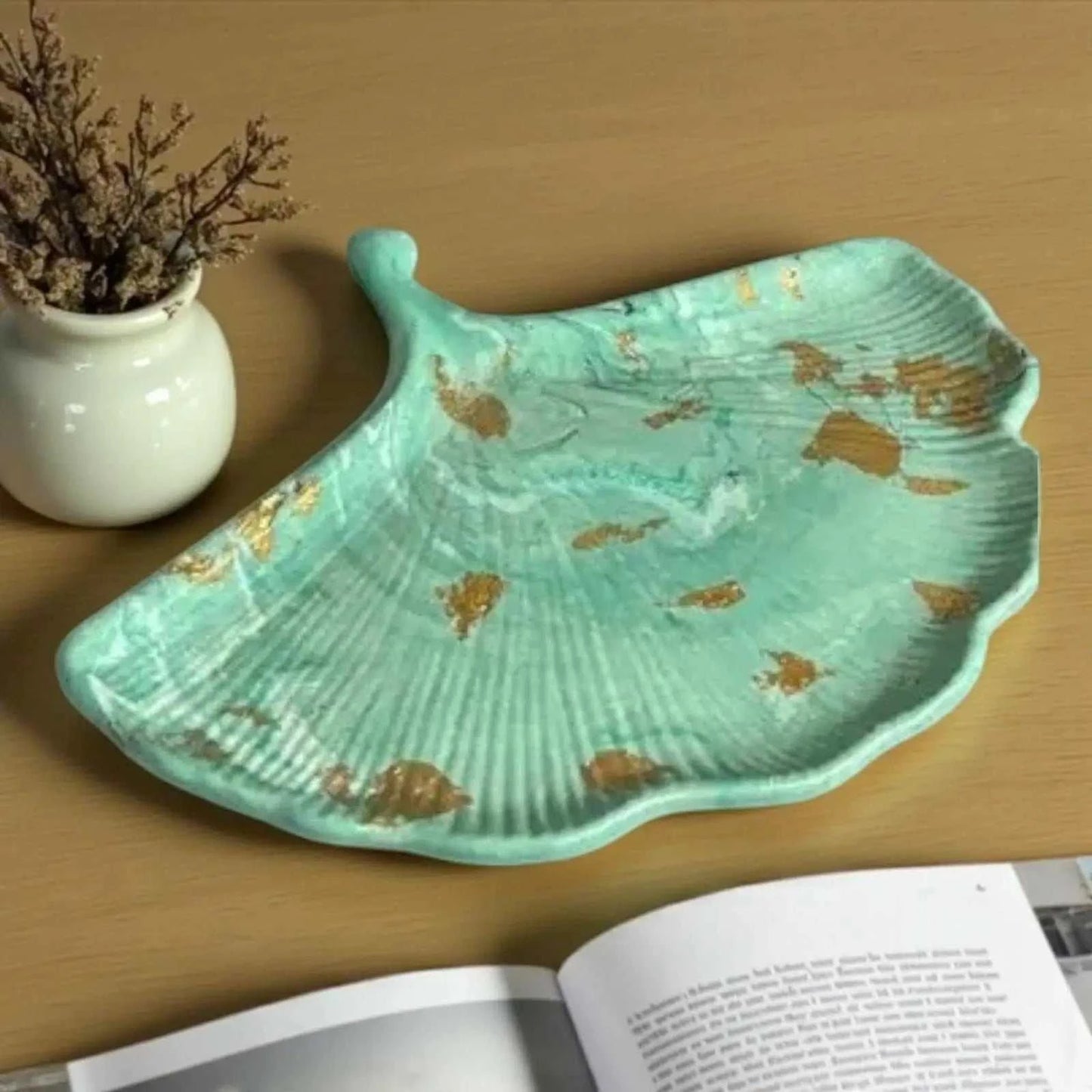 Vide-poche feuille de ginkgo vert marbré avec touches dorées en Jesmonite naturelle, design artisanal et élégant.