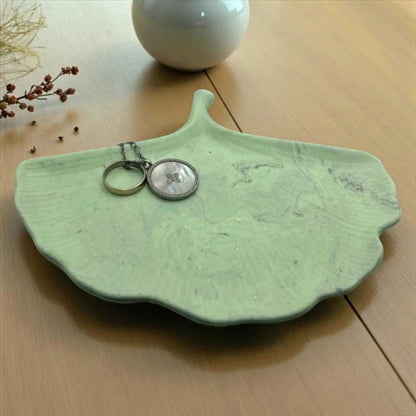 Vide-poche feuille de Ginkgo en Jesmonite verte marbrée grise, finition satinée, décor zen et naturel fait main.