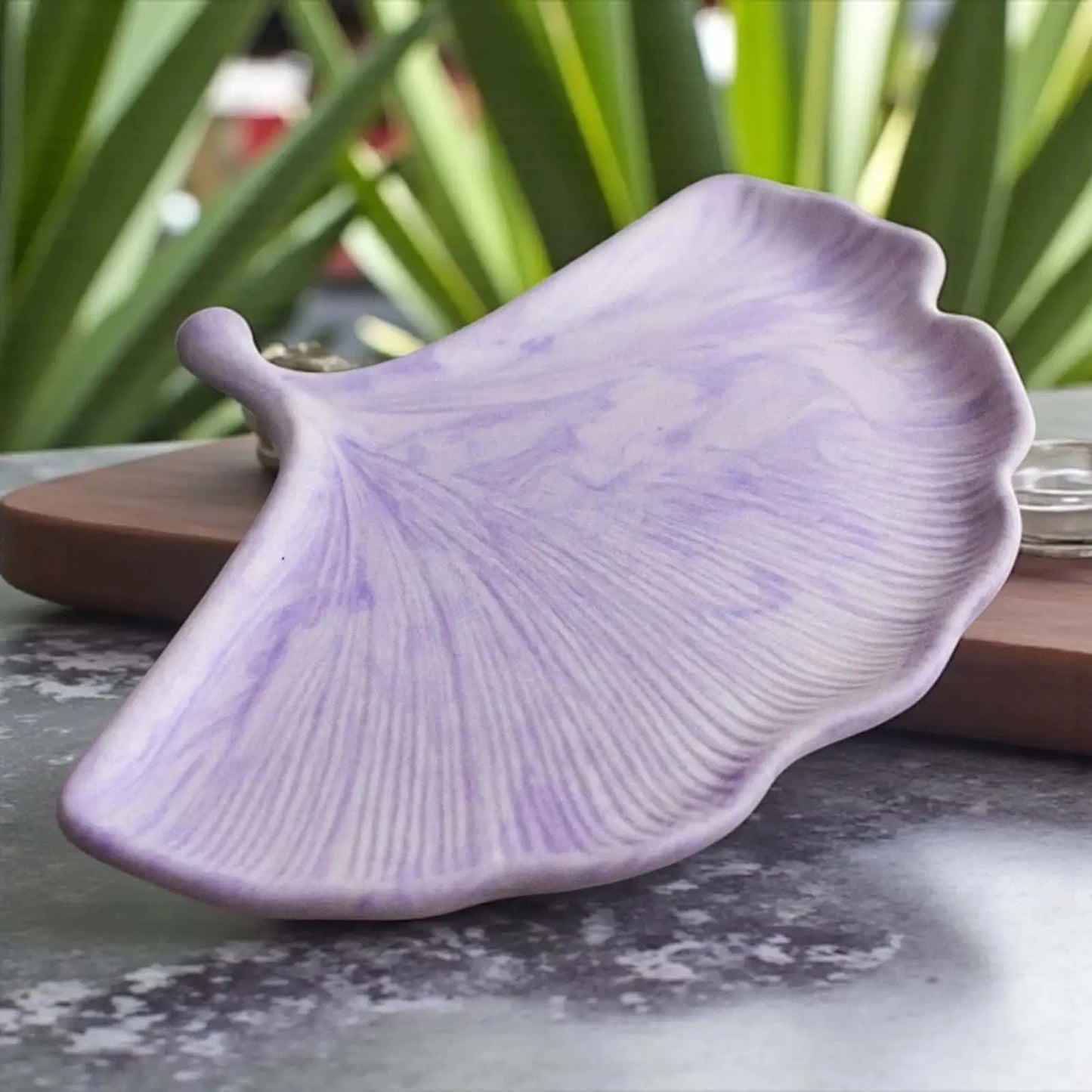 Vide-poche feuille de ginkgo violet lavande marbré en Jesmonite naturelle, finition satinée, décor zen et élégant