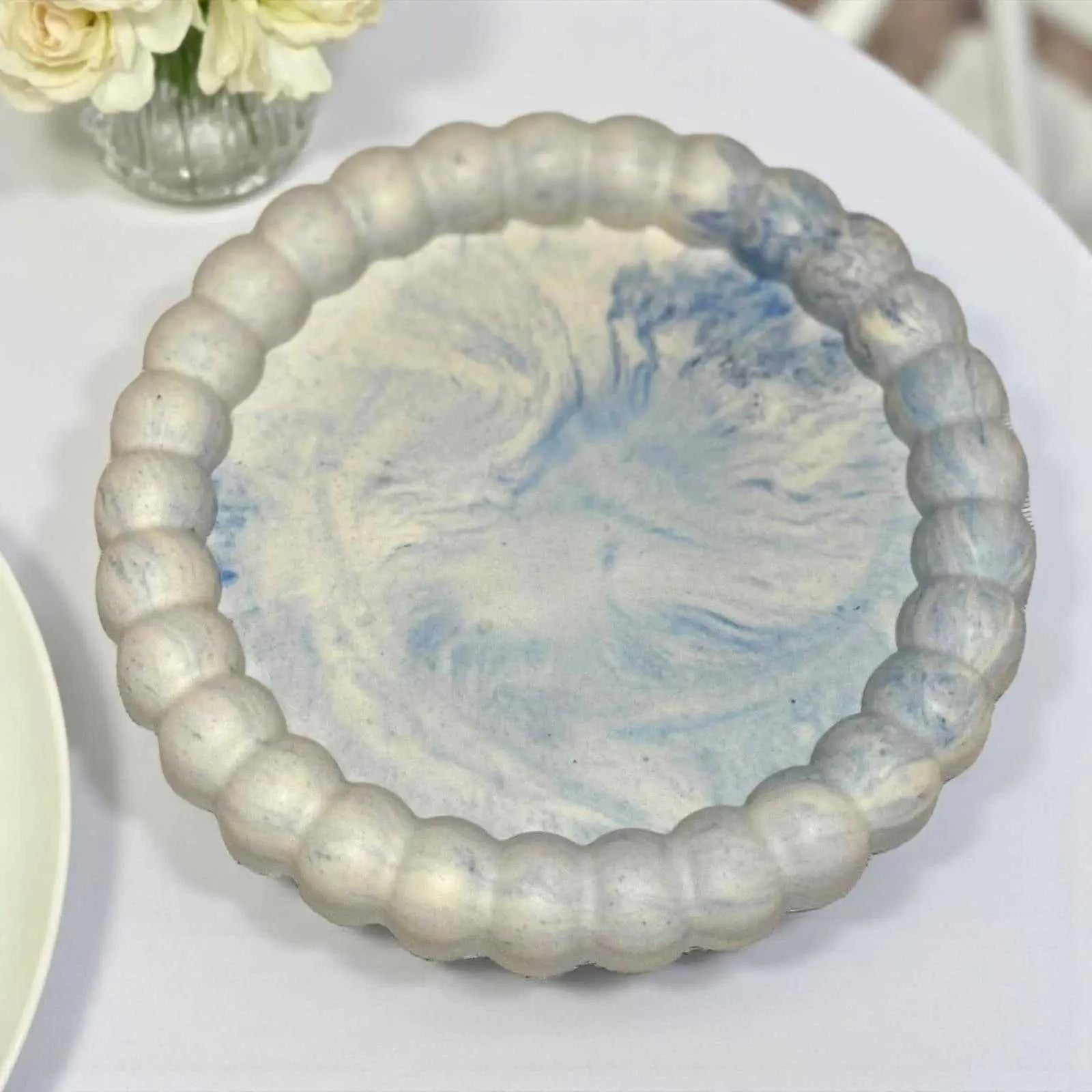 Vide-poche marguerite en Jesmonite bleu marbré clair, finition satinée, fait main, décoration zen et élégante.