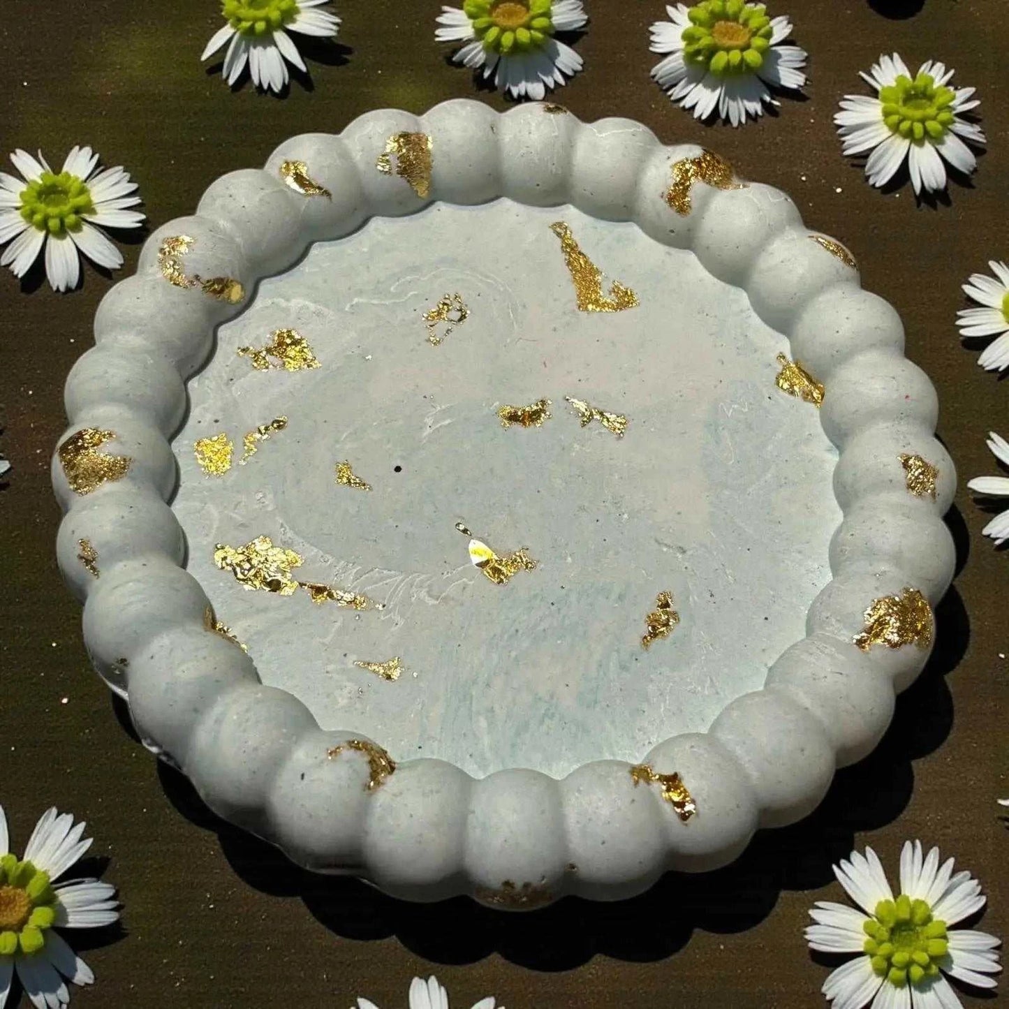 Vide-poche marguerite vert d’eau en Jesmonite avec touches de feuille d’or, finition satinée, design artisanal zen et élégant.