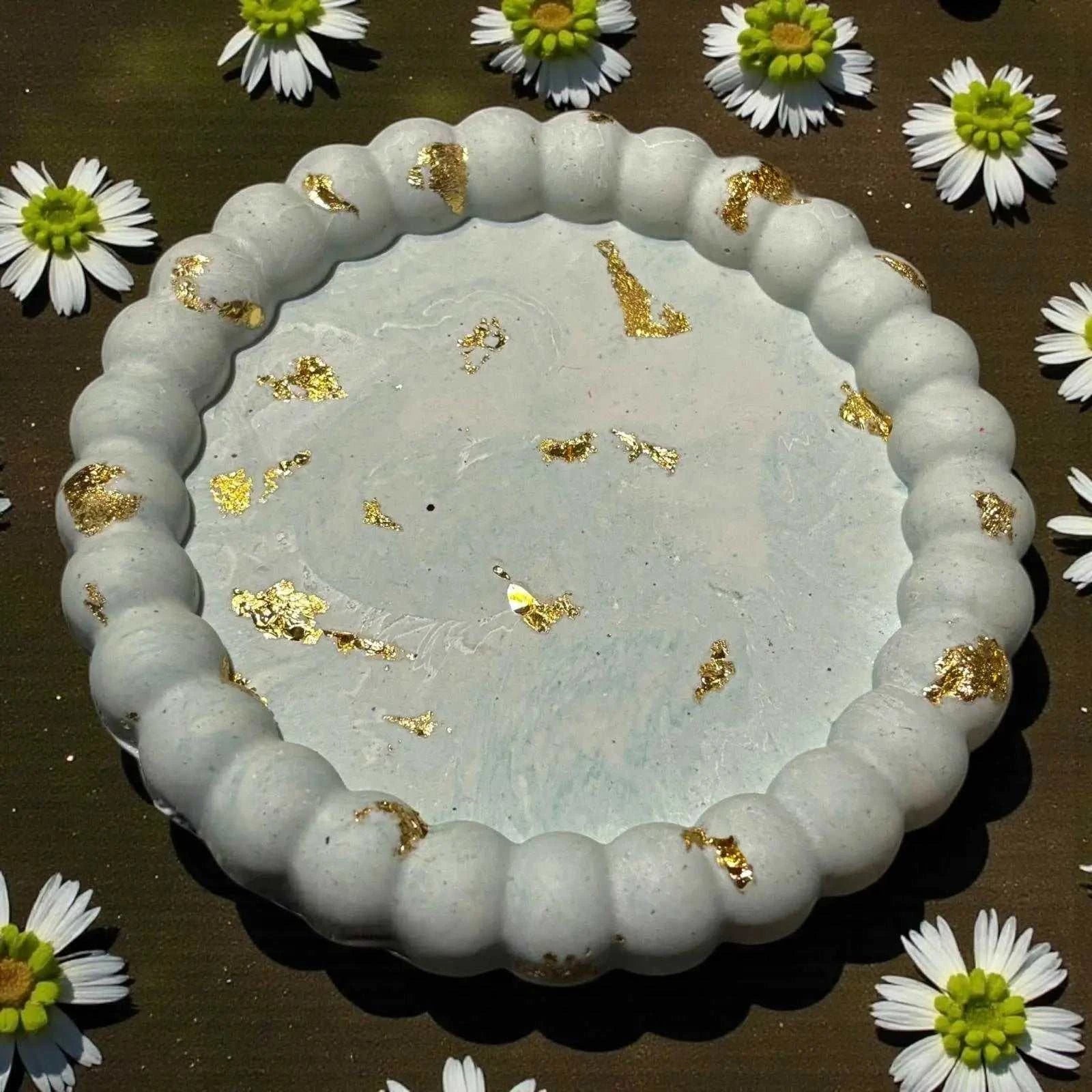 Vide-poche marguerite vert d’eau en Jesmonite avec touches de feuille d’or, finition satinée, design artisanal zen et élégant.