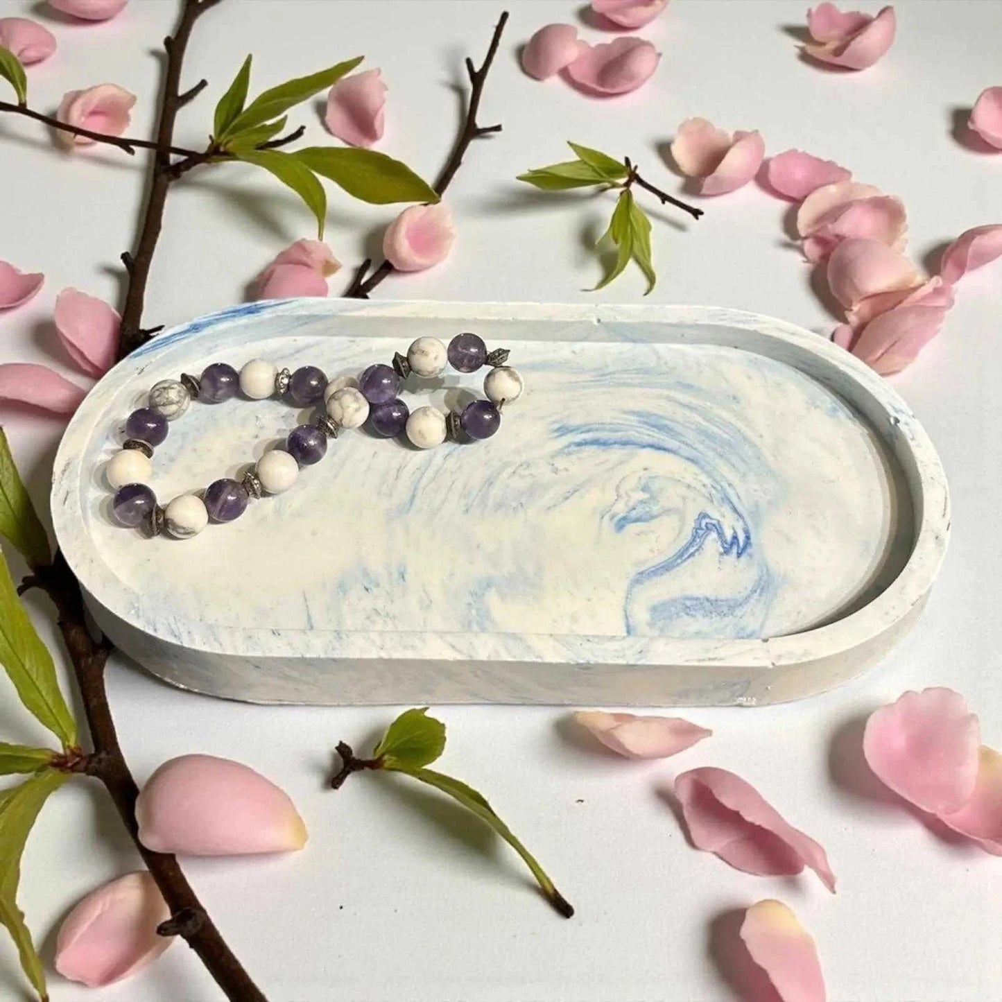 Vide-poche bleu et blanc marbré en Jesmonite fait main. Déco zen, douce et écoresponsable. Personnalise-le avec feuilles d’or ou paillettes dorées ✨