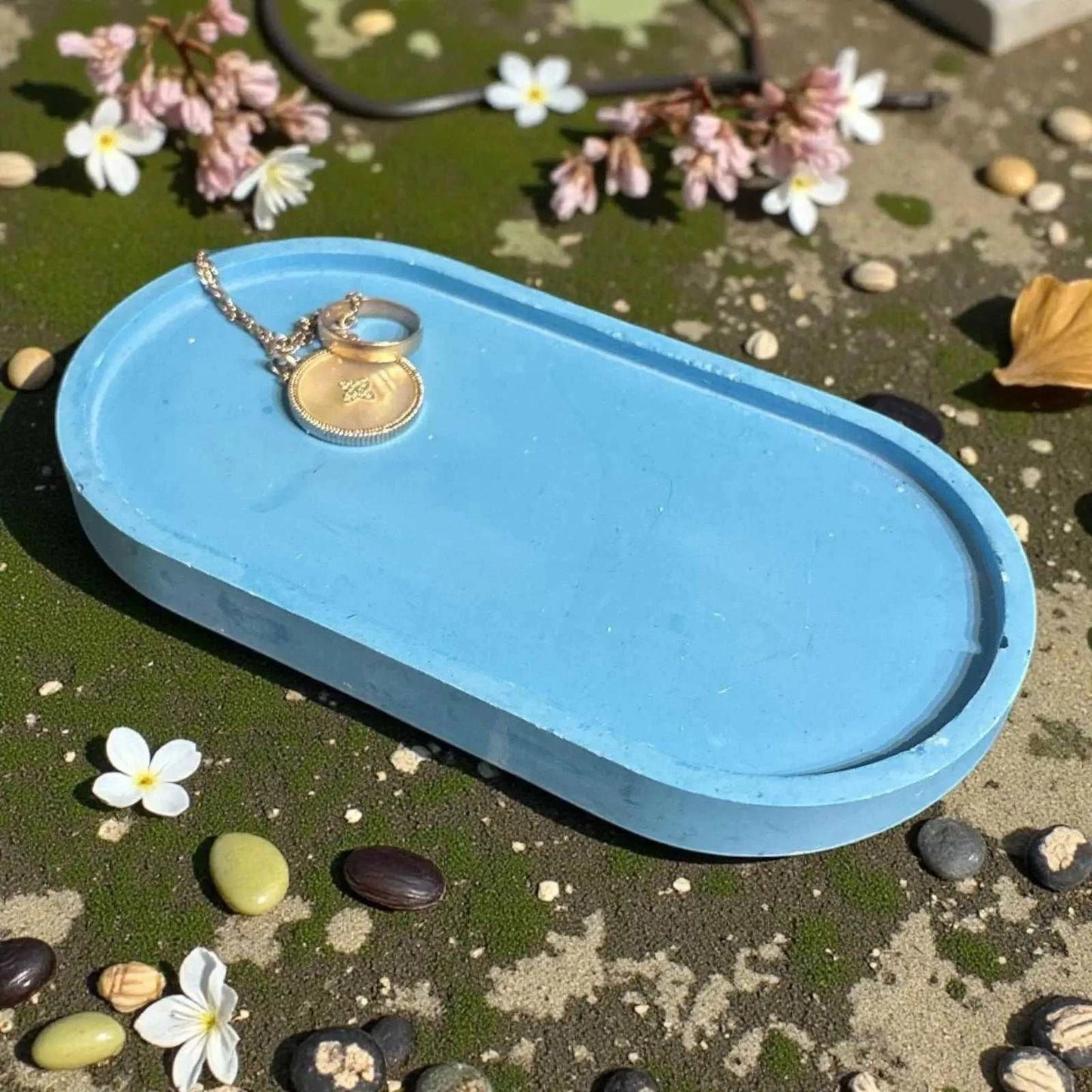 Vide-poche ovale bleu pastel en Jesmonite, finition mate et lisse, élégant et fait main en France.