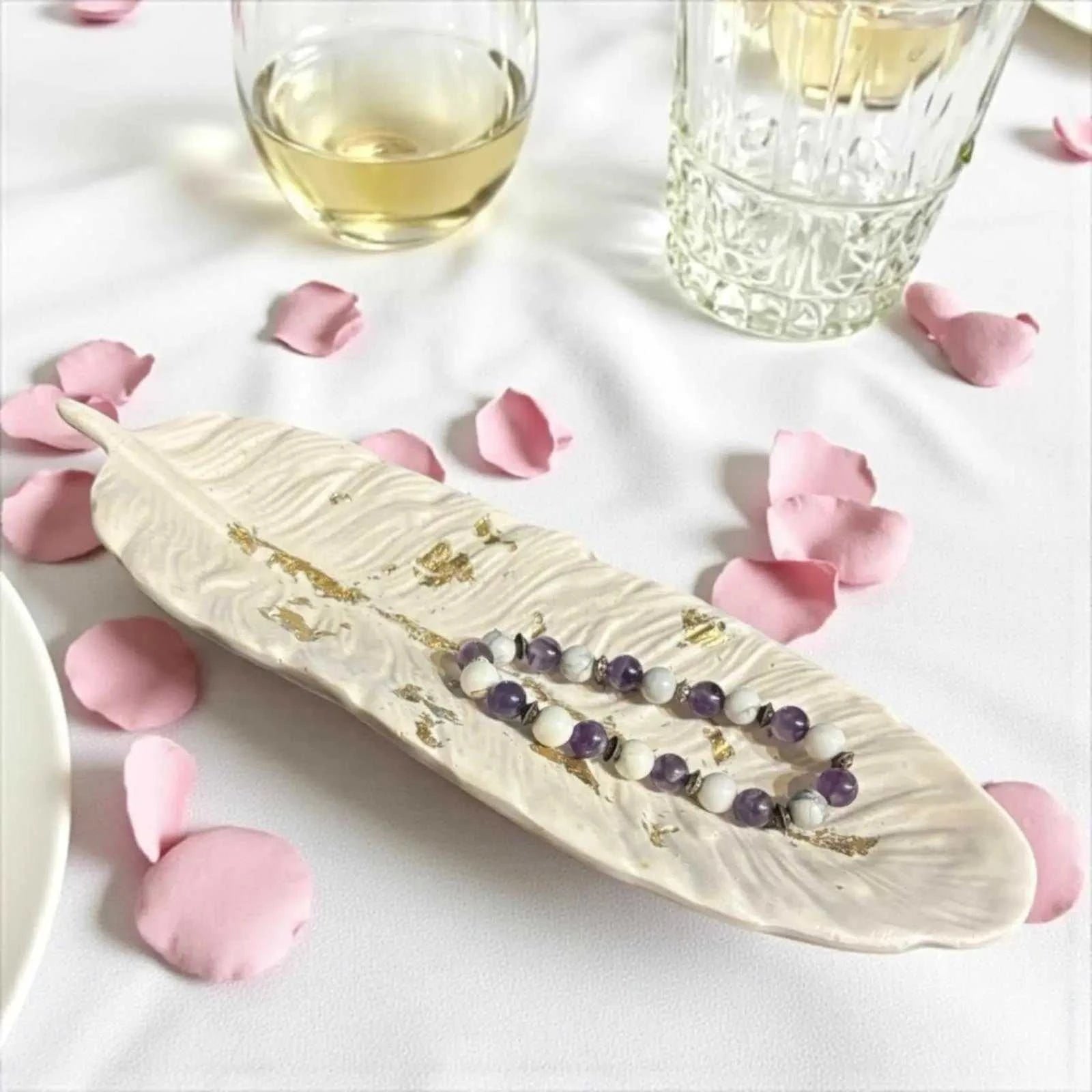 Vide-poche plume blanc ivoire en Jesmonite naturelle avec feuille d’or, création artisanale élégante et délicate.