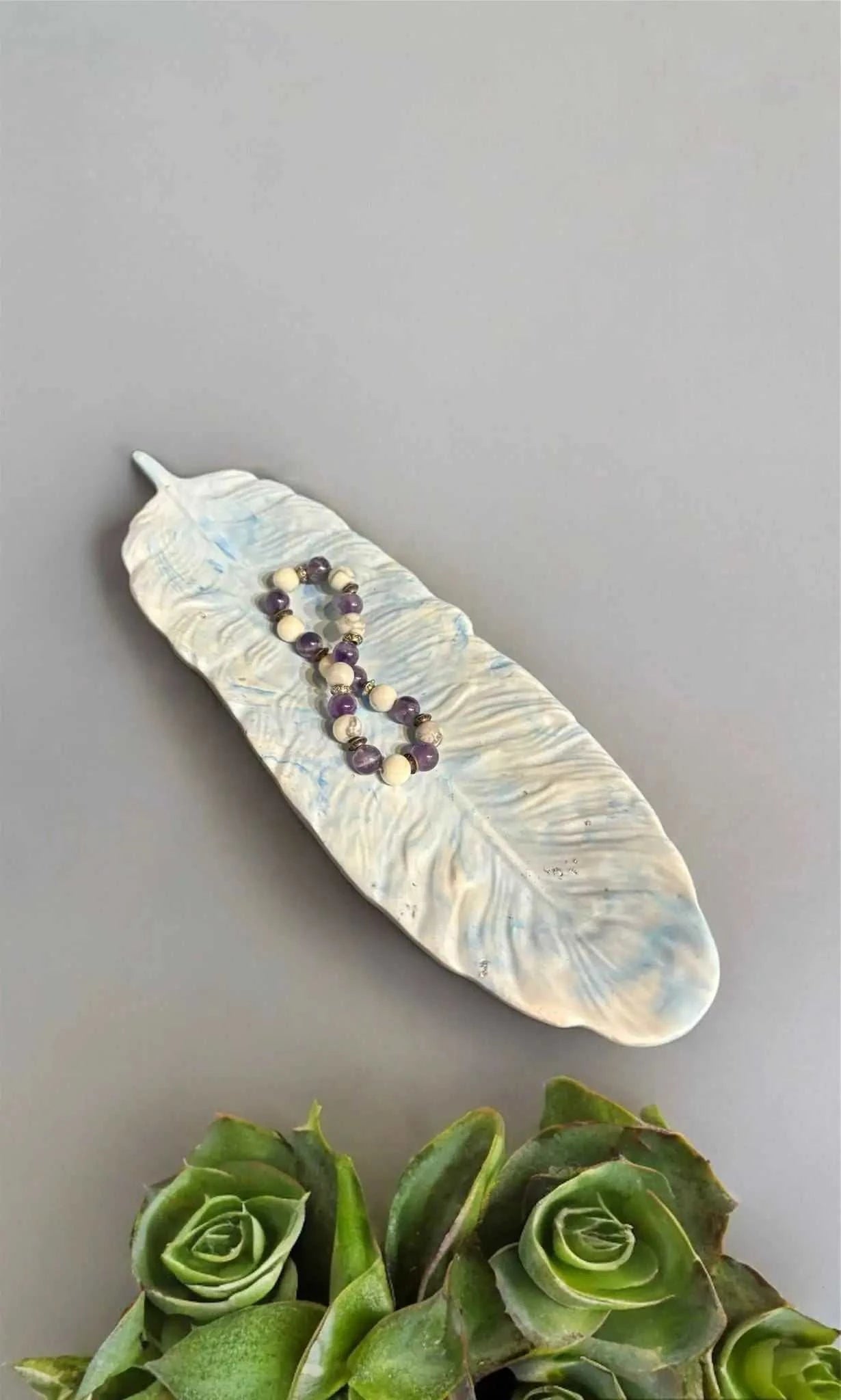 Vide-poche plume bleu et blanc clair ❄️ en Jesmonite naturelle, orné de feuille d’argent. Une création artisanale Epoxy Kawaii chic, raffinée et faite main en France.