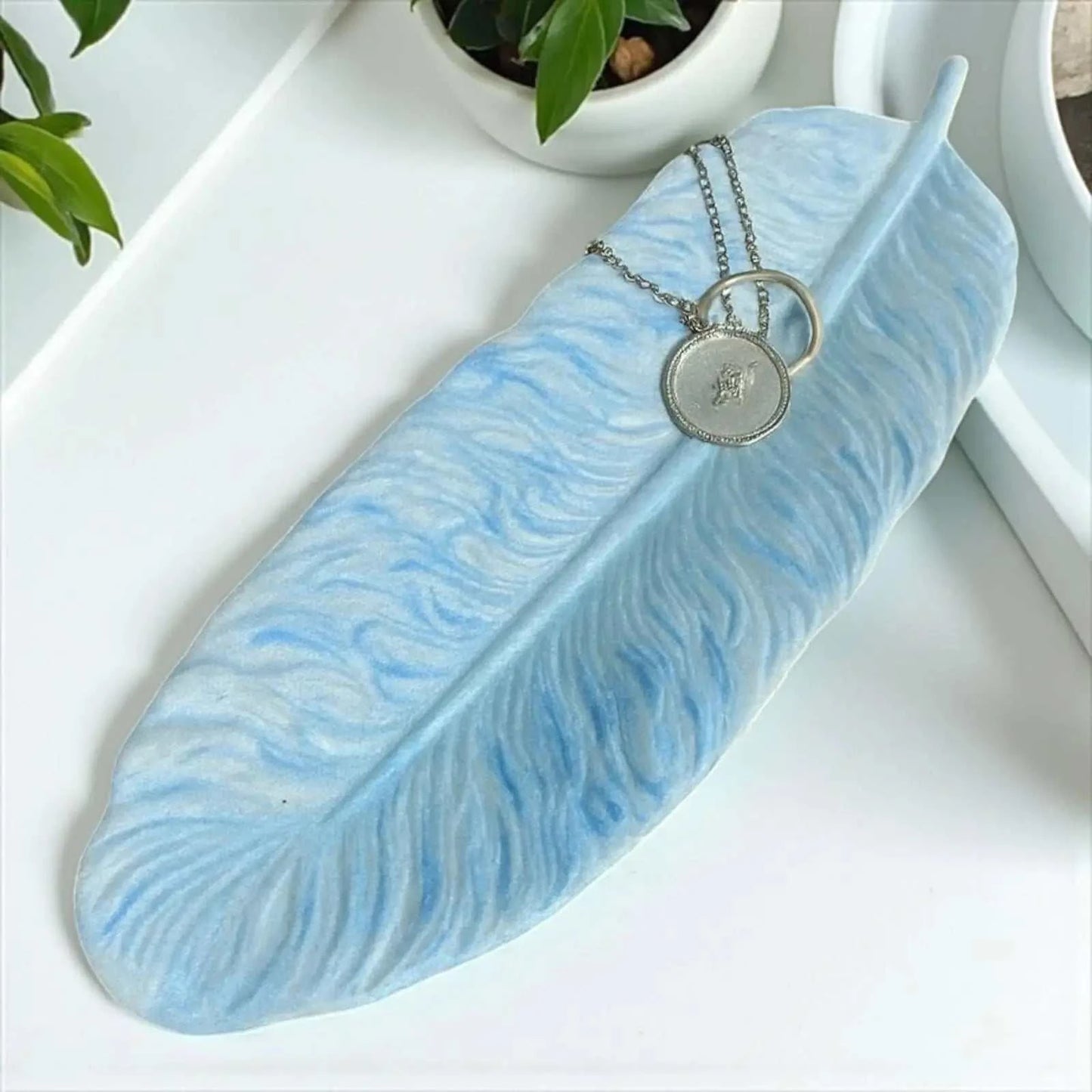 Vide-poche plume marbré bleu clair en Jesmonite, création artisanale écologique et élégante