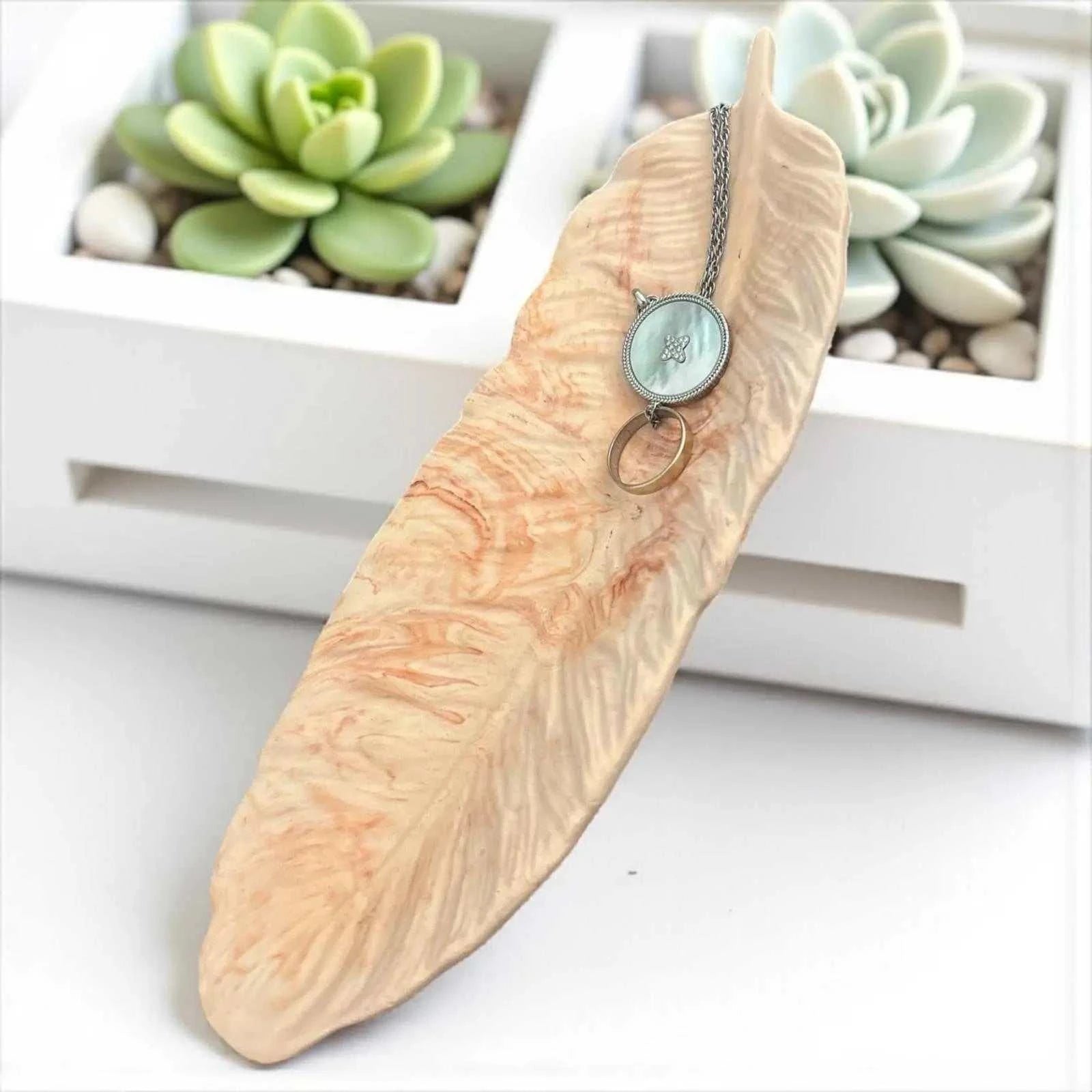 Vide-poche plume marbré marron clair en Jesmonite fait main au design naturel et élégant.