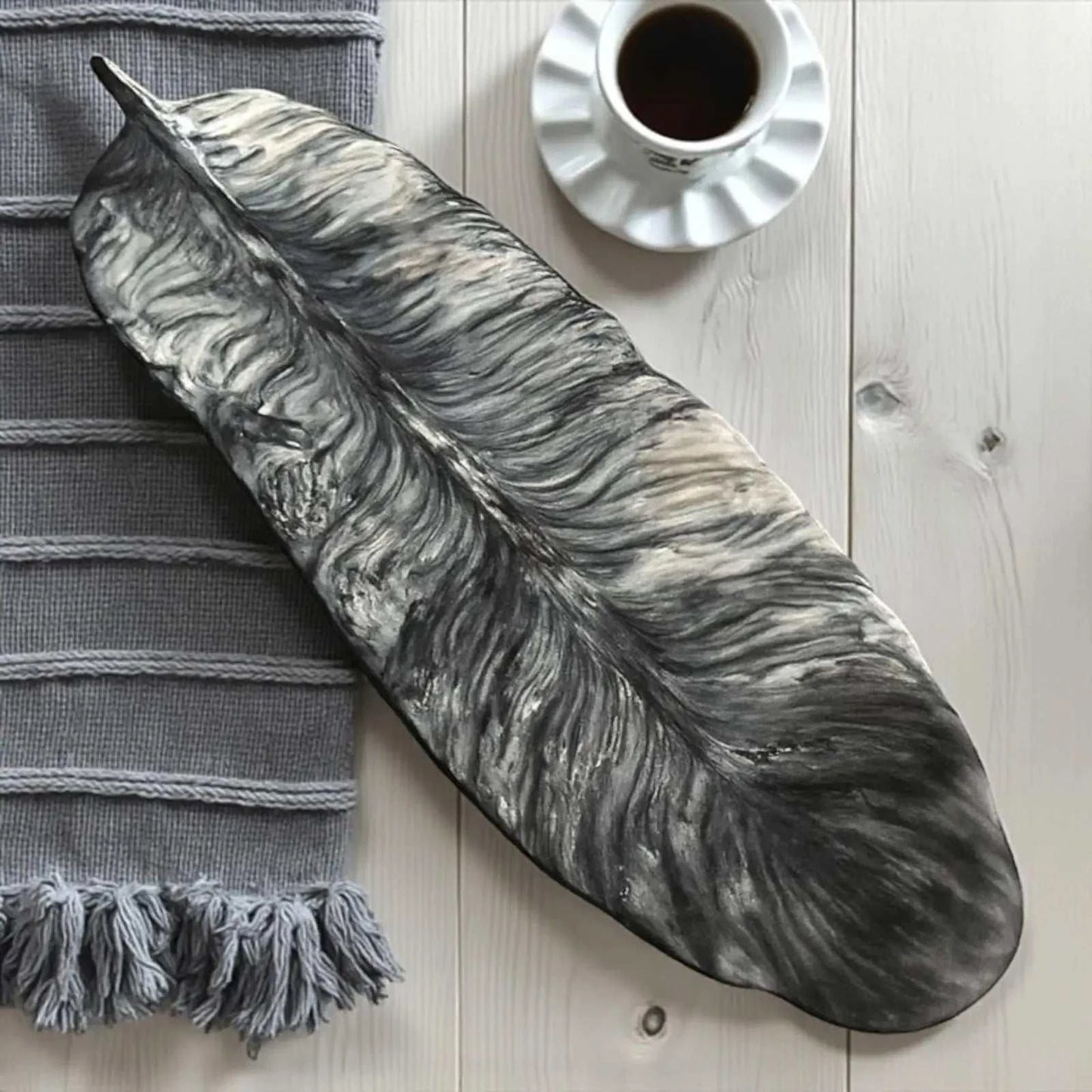 Vide-poche plume marbré noir, gris et blanc en Jesmonite artisanale française
