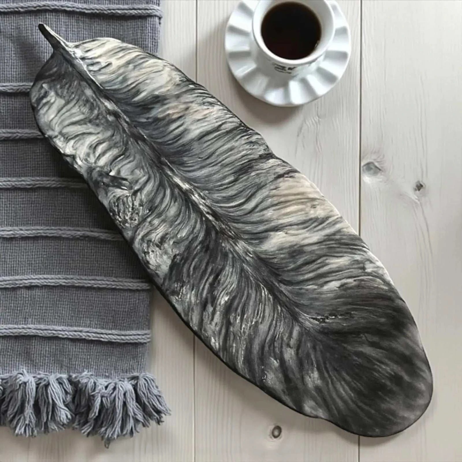 Vide-poche plume marbré noir, gris et blanc en Jesmonite artisanale française