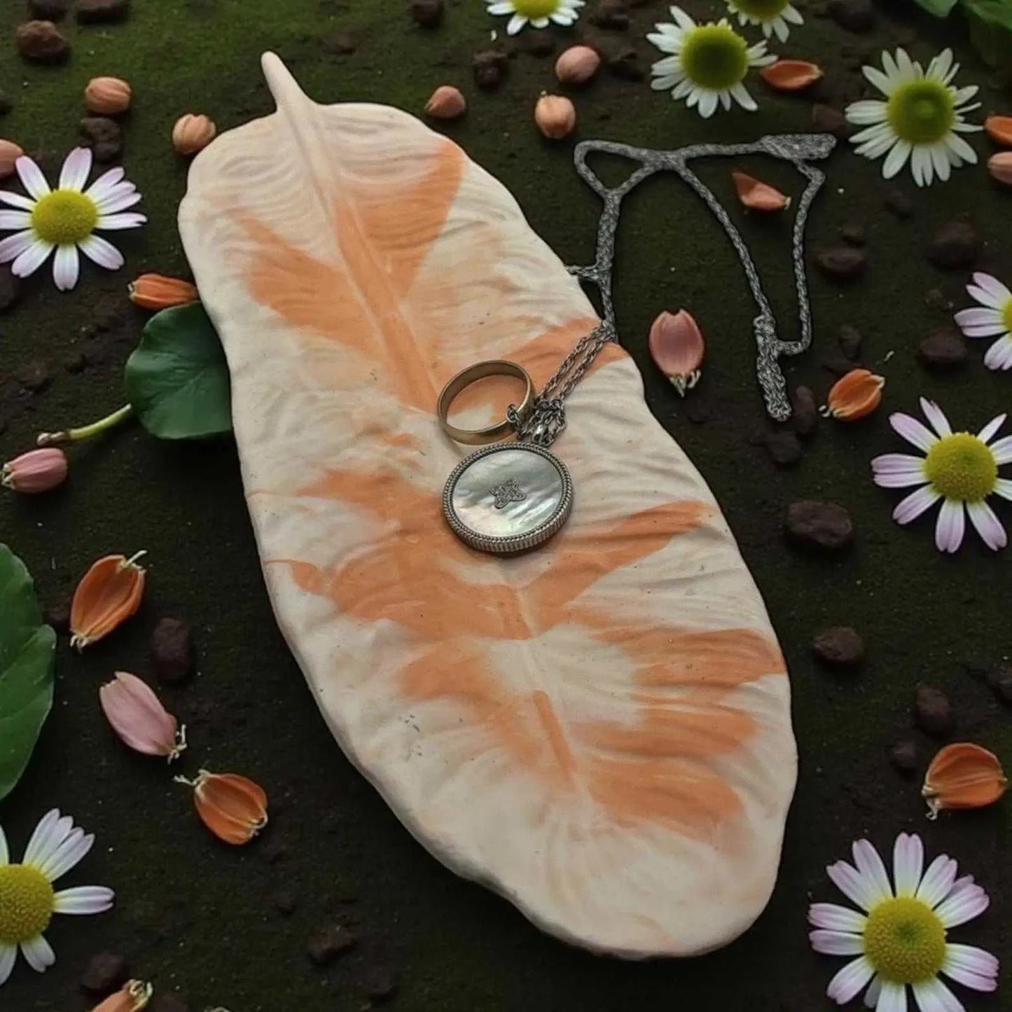 Vide-poche plume marbré orange en Jesmonite artisanale pour déco chaleureuse et naturelle