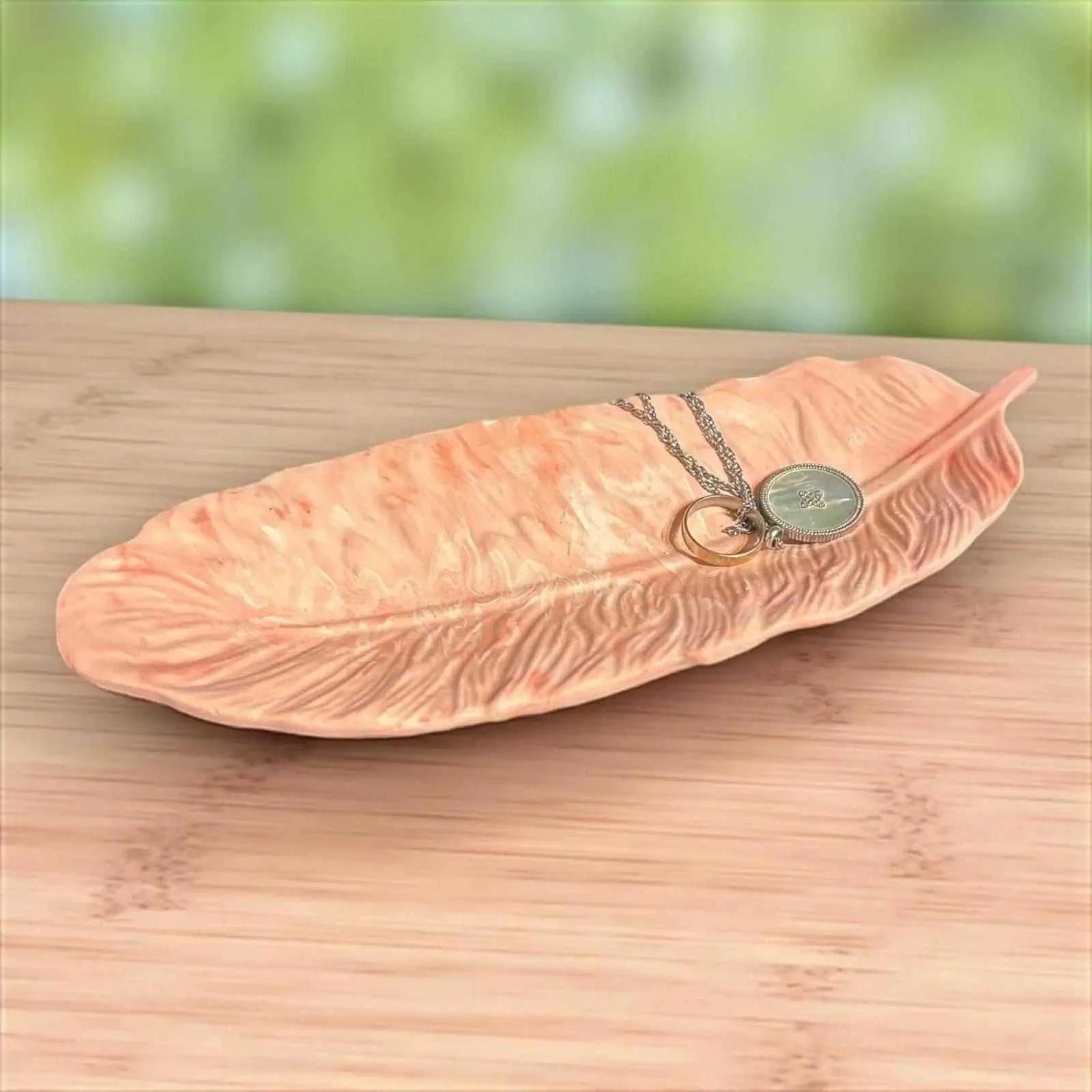 Vide-poche plume marbré rose poudré en Jesmonite fait main, élégant et décoratif