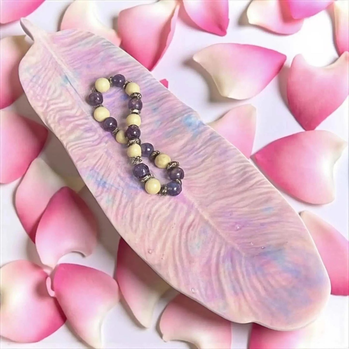 vide-poche plume marbré rose et violet en Jesmonite artisanale, finition satinée, décoration élégante et zen