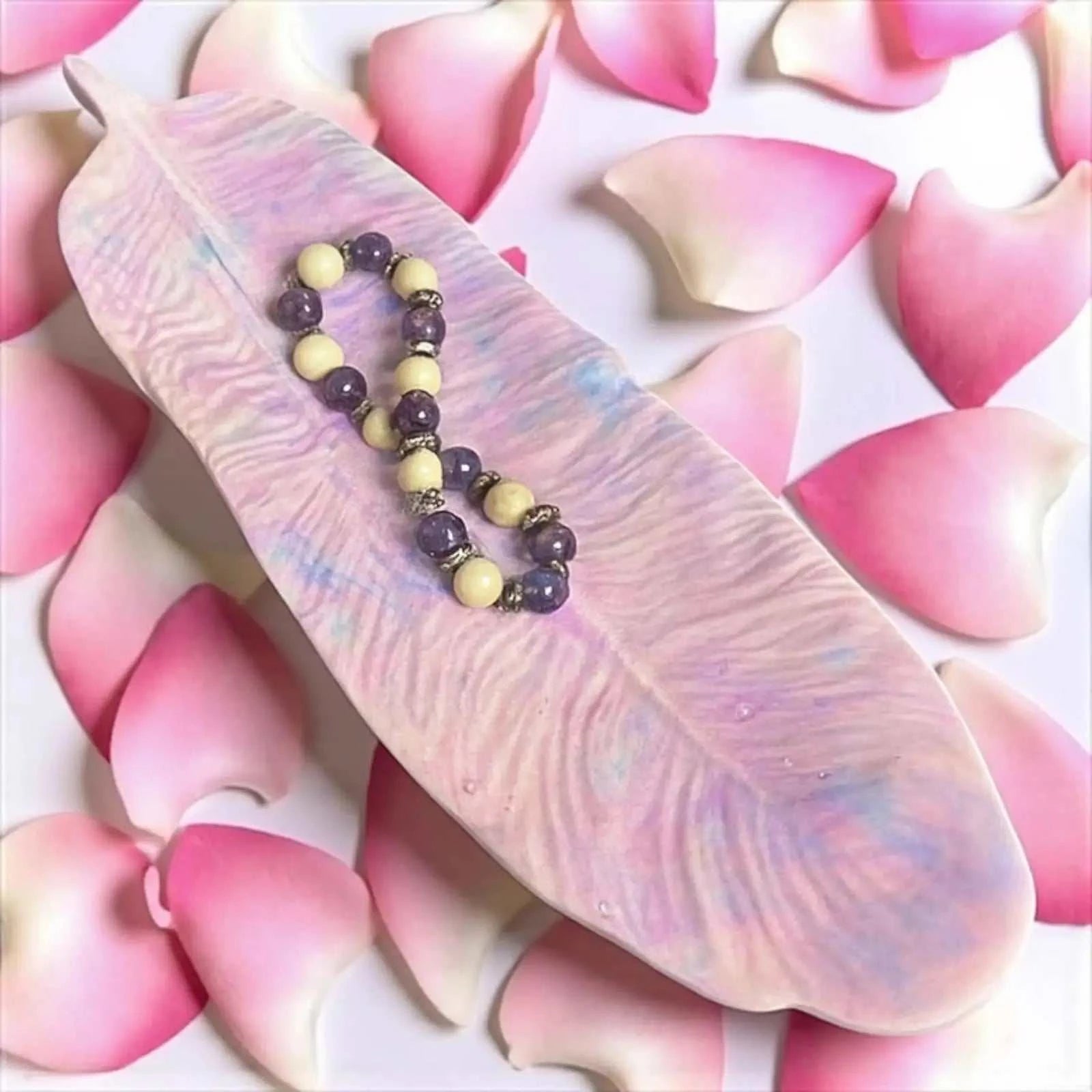 vide-poche plume marbré rose et violet en Jesmonite artisanale, finition satinée, décoration élégante et zen