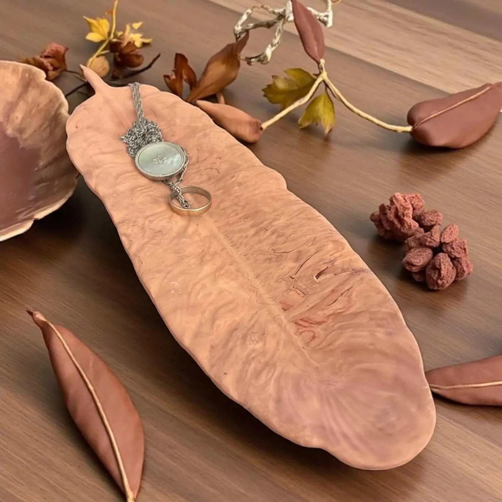 Vide-poche plume marron marbré en Jesmonite artisanale, forme plume élégante et finition satinée naturelle